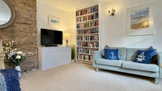 Bosun's Call - Central Dartmouth - 2 Bed homely Apartment with Self Check In - Pet Friendly - Fast WiFi & Workspace - Over 1000 books - Perfect location in the middle of the old town but tucked away nice and quiet - perfect location - 9