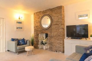 Bosun's Call - Central Dartmouth - 2 Bed homely Apartment with Self Check In - Pet Friendly - Fast WiFi & Workspace - Over 1000 books - Perfect location in the middle of the old town but tucked away nice and quiet - perfect location - 6
