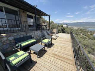 Stunning 3 Bedroom, 2 Bathroom Sea View House - 2