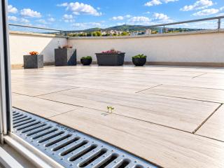 Highrise Horizon Penthouse - 1