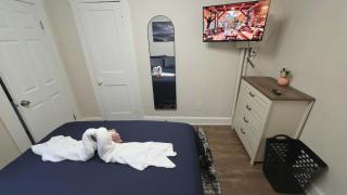 Cozy Indy Getaway Queen Bed + Private Parking - 7