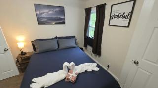 Cozy Indy Getaway Queen Bed + Private Parking - 0
