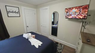 Cozy Indy Getaway Queen Bed + Private Parking - 5