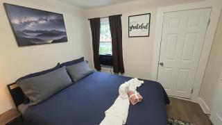 Cozy Indy Getaway Queen Bed + Private Parking - 8