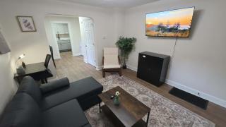 Cozy Indy Getaway Queen Bed + Private Parking - 2