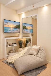 Urban Oasis for 7 with 200 mbps & Netflix - 5