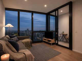 Skyline Suites - Scenic Views, King Bed, Level 39 - 9