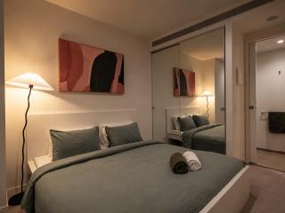 Skyline Suites - Scenic Views, King Bed, Level 39 - 8