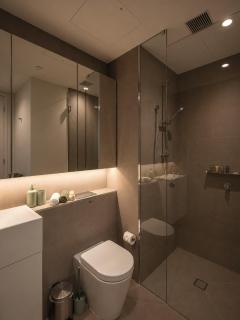 Skyline Suites - Scenic Views, King Bed, Level 39 - 6