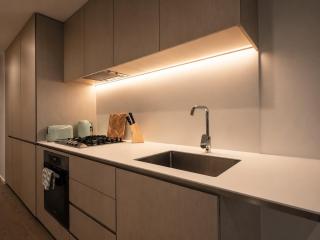 Skyline Suites - Scenic Views, King Bed, Level 39 - 4