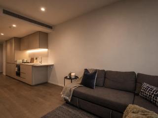 Skyline Suites - Scenic Views, King Bed, Level 39 - 3