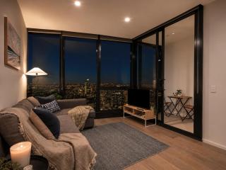 Skyline Suites - Scenic Views, King Bed, Level 39 - 2