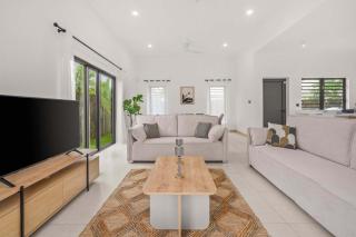 Villa Maela - Modern Pool Retreat in Balaclava - 9