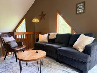 Teddy Bear Cabin- Hot tub, king bed, Large Deck, Pool table - 0