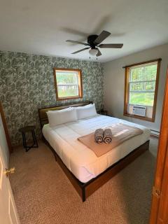 Teddy Bear Cabin- Hot tub, king bed, Large Deck, Pool table - 7