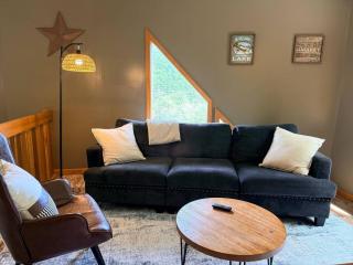 Teddy Bear Cabin- Hot tub, king bed, Large Deck, Pool table - 4