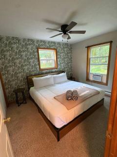 Teddy Bear Cabin- Hot tub, king bed, Large Deck, Pool table - 1