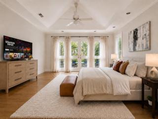 Spacious 4BR | Sleeps 18 | Near Downtown Houston - 5