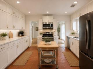 Spacious 4BR | Sleeps 18 | Near Downtown Houston - 1