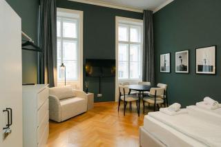 Snug 2BR close to center free parking - 0