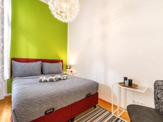 Bright 2BR Apartment for 6 near City Center & Metro U2 - 3
