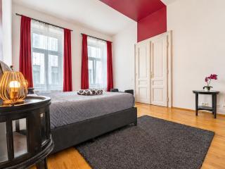 Bright 2BR Apartment for 6 near City Center & Metro U2 - 4