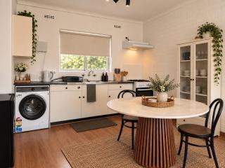 Humble & Cosy, in the Heart of East Vic Park - 5