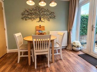 The Cottage - Stylish 2-bed retreat 5 minute drive to the beach - 3