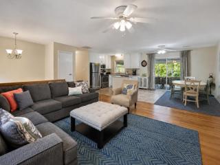 1010 E Ashley - Two Kitchens - Steps to Beach - 3