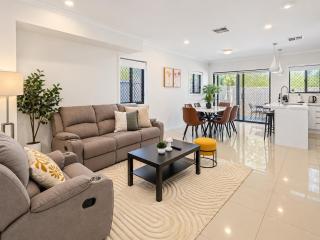 1EM Spacious Abnb 5BR Home With 2 Parking, 5 Minute To Westfield - 0