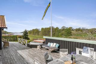 Sea Views, Jacuzzi and Beach Access, Sleeps 10 - 3