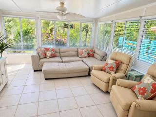 Tropical Oasis Beach Vibes Tiki Bar and Hot Tub - 3