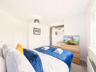 Flycatcher House by Harrier Heights - Spacious 6 Bedroom - 2 Bath - Sleeps 8 - Parking for 3 Vehicles - 1