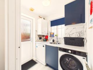Flycatcher House by Harrier Heights - Spacious 6 Bedroom - 2 Bath - Sleeps 8 - Parking for 3 Vehicles - 3