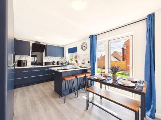 Flycatcher House by Harrier Heights - Spacious 6 Bedroom - 2 Bath - Sleeps 8 - Parking for 3 Vehicles - 8