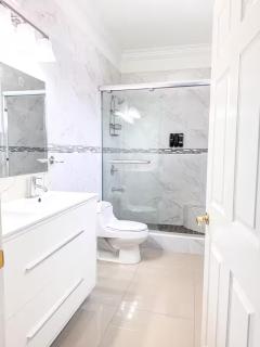 Kingston Retreat- 2 bdrm, 2 bthrm w patio and pool - 2