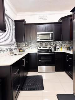 Kingston Retreat- 2 bdrm, 2 bthrm w patio and pool - 1