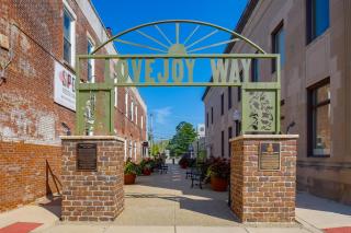 On Main St! Walkable Family Apartment in Princeton - 8