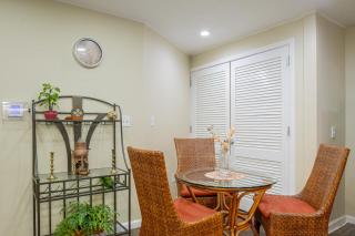 On Main St! Walkable Family Apartment in Princeton - 3