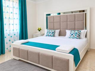The pine 2 bedroom house California plaza - 9