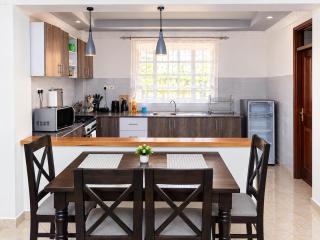 The pine 2 bedroom house California plaza - 6