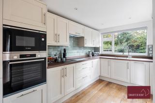 Woking -Garden Driveway Parking 4Bed - 8