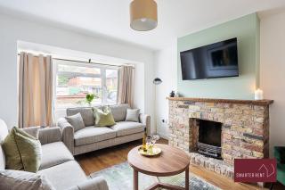 Woking -Garden Driveway Parking 4Bed - 6