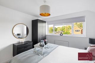 Woking -Garden Driveway Parking 4Bed - 2