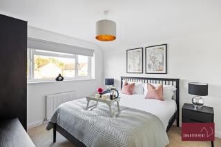 Woking -Garden Driveway Parking 4Bed - 1