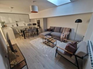 Modern 3 Bedroom Apartment - Wokingham - 8