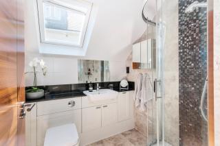 Weybridge - 2 Bed - parking - 1
