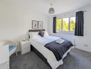 Modern apartment with parking and M90 access - 9