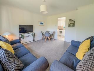 Modern apartment with parking and M90 access - 2