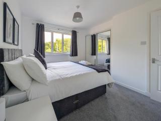 Modern apartment with parking and M90 access - 5